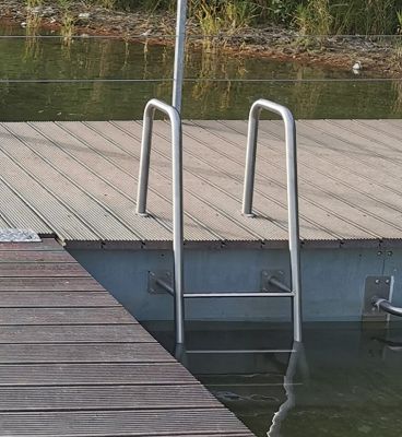 Aluminiowa drabinka kąpielowa na pomost