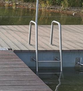 Aluminiowa drabinka kąpielowa na pomost